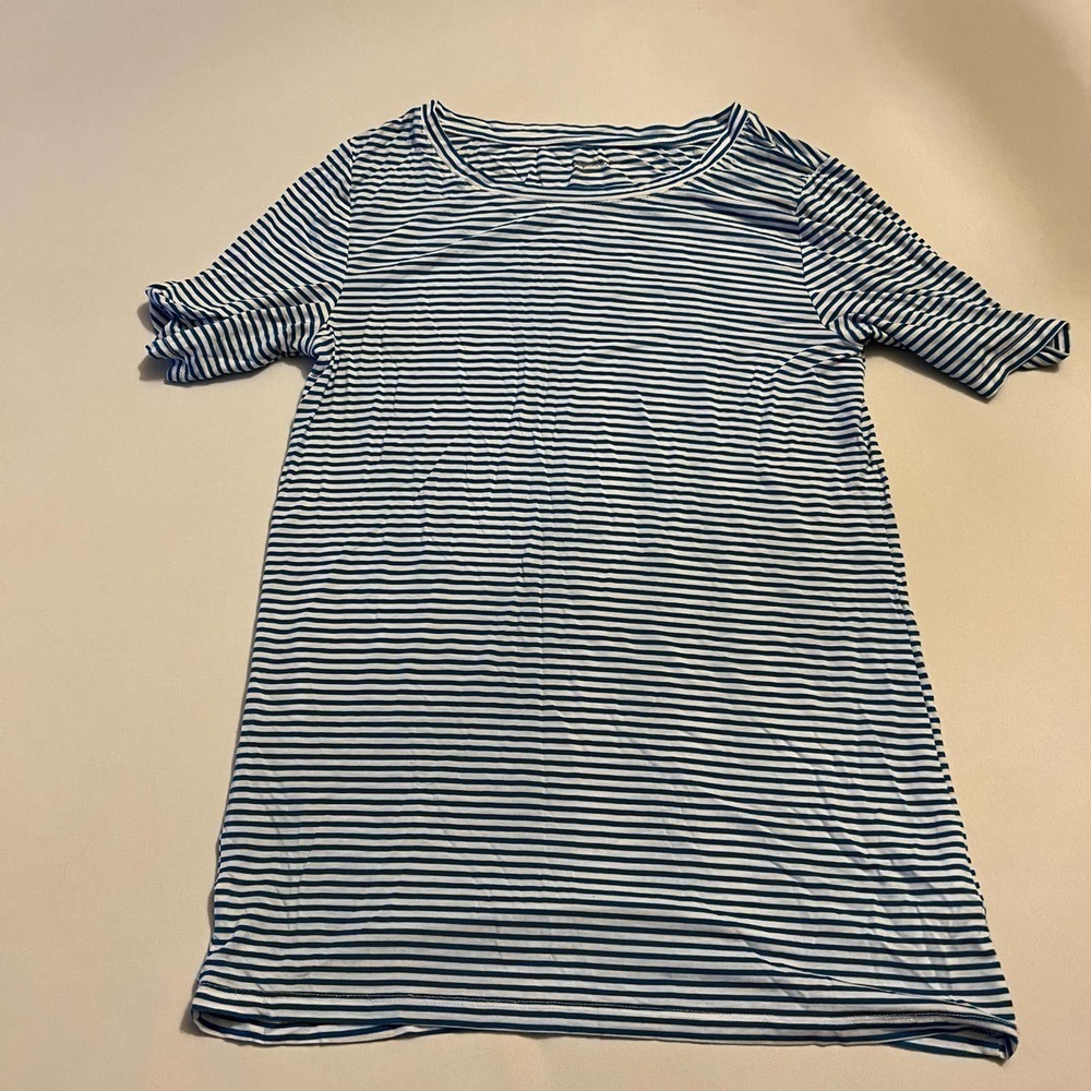 5/ $25 𝅺Gap Body pure body Blue and White Striped t-Shirt S